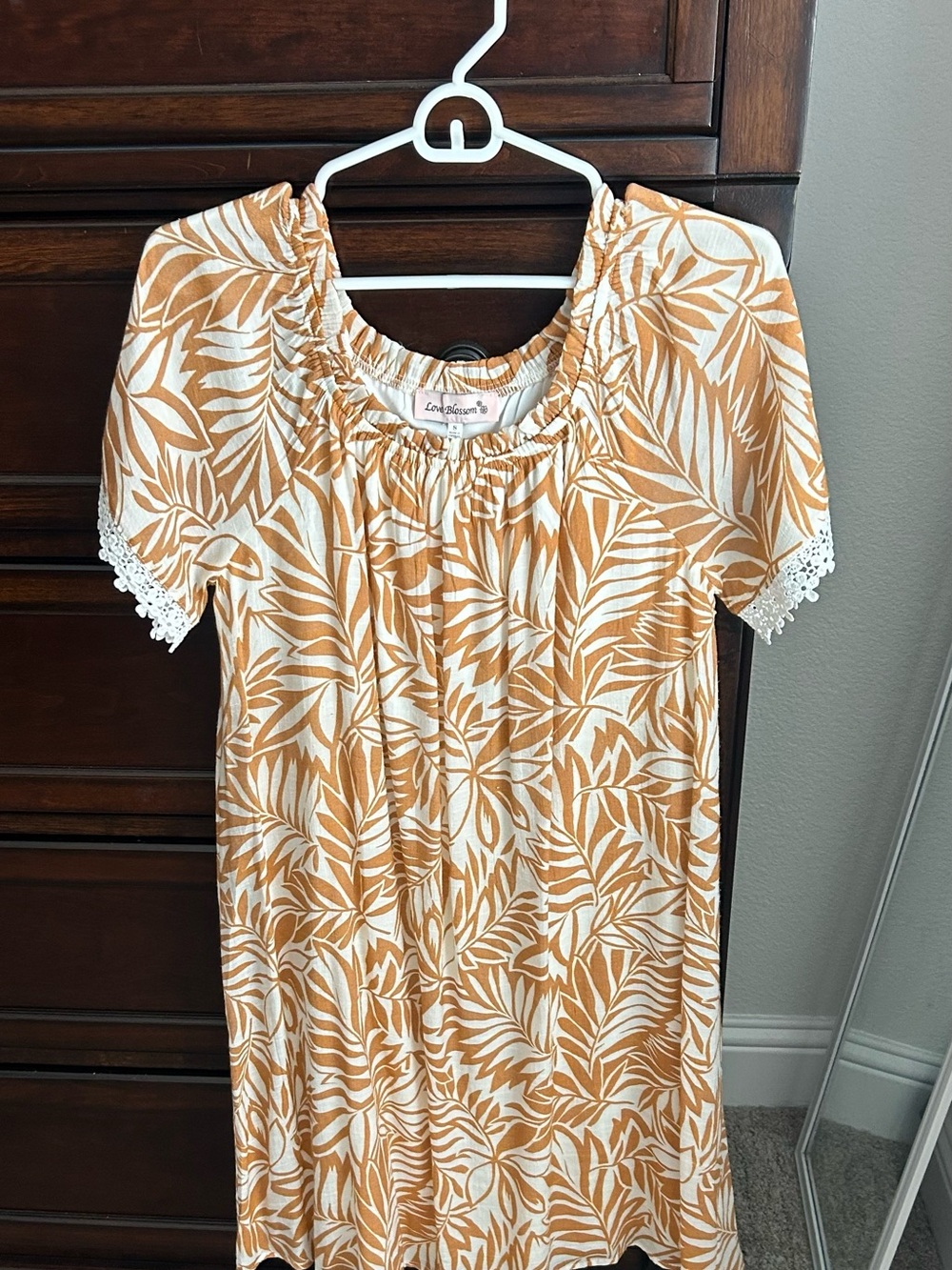 Lush Women's Cream and Tan Leaf-Print sundress